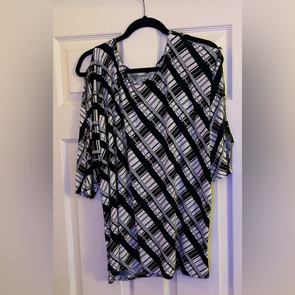 Croft & Barrow - 1XL - Black White Geometric Design Cut Out Long Sleeves Blouse